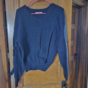 Sweater featuring ties on the sleeves